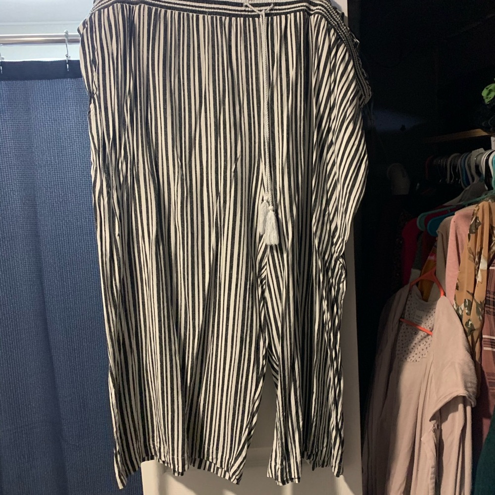 Linen cropped soft pants.